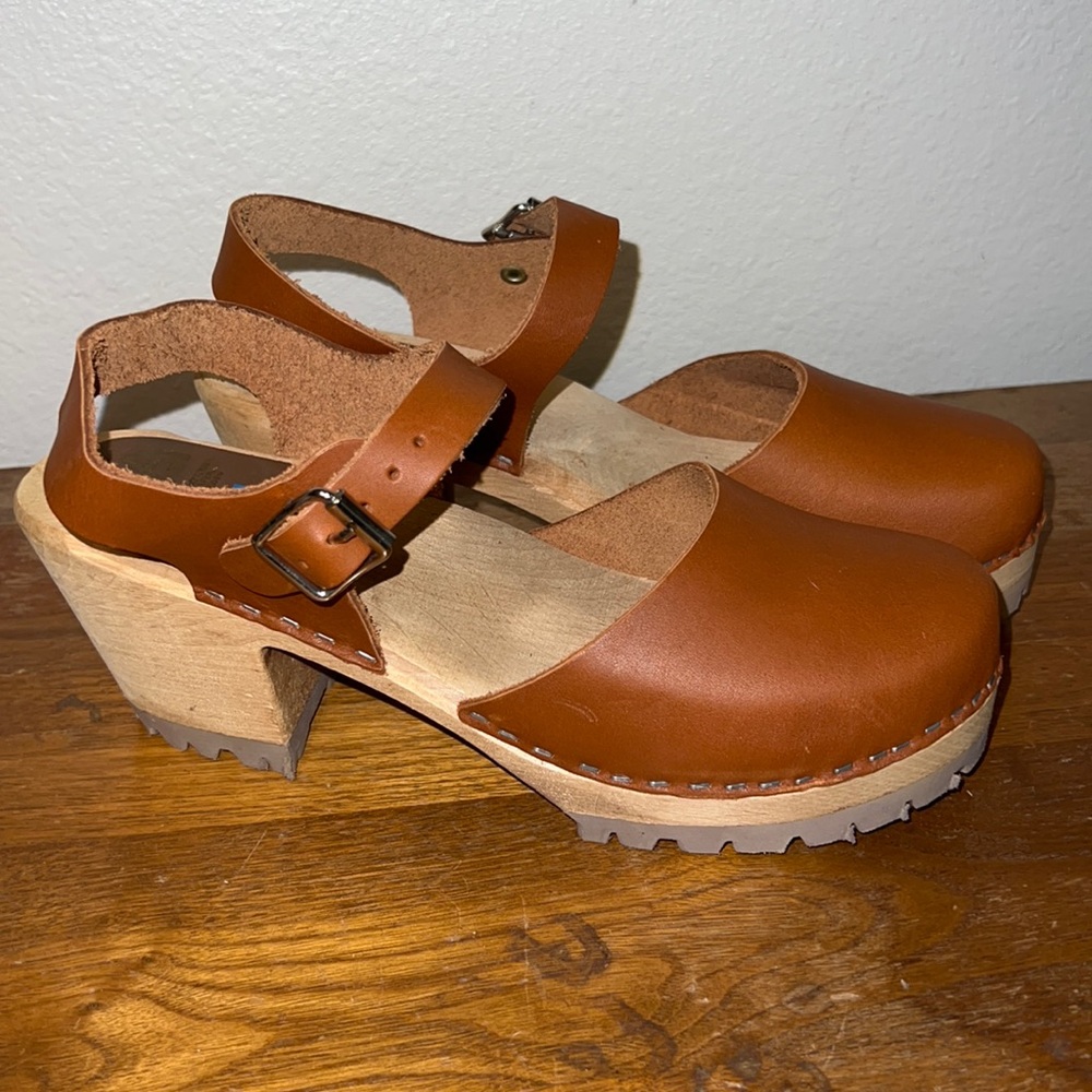 MIA brown clogs size 10 never worn